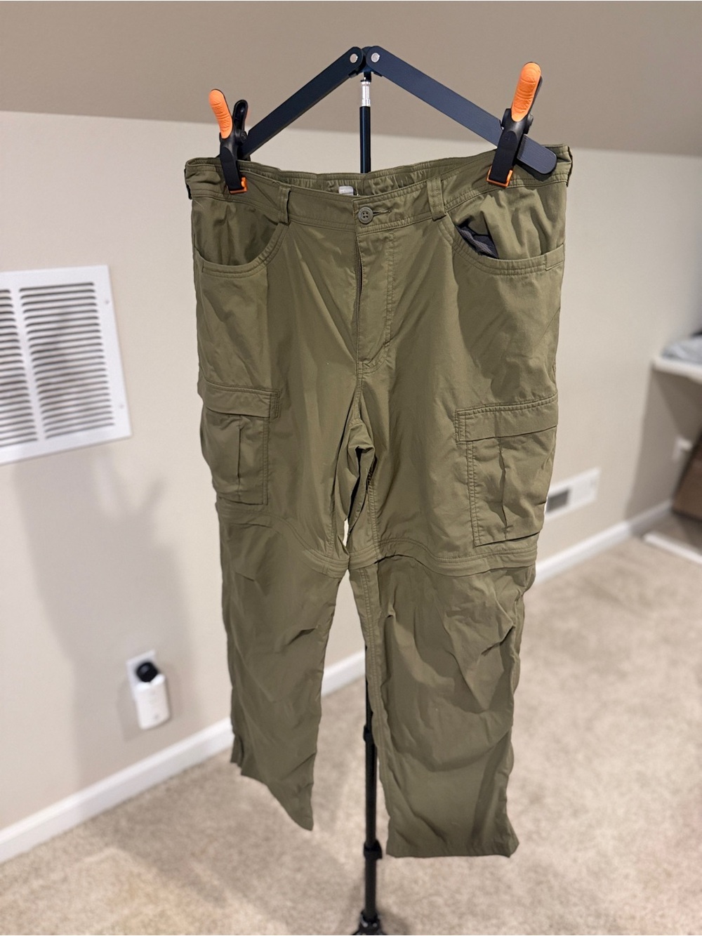 REI Sahara Men’s Cargo Pants in Shaded Olive Green - Picture 3 of 7